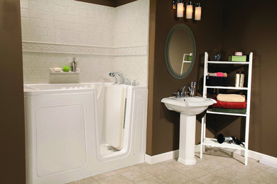 Diseño de cuarto de baño clásico de tamaño medio con jacuzzi