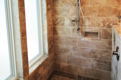 Modelo de cuarto de baño principal tradicional extra grande con puertas de armario de madera oscura, ducha doble, baldosas y/o azulejos de cerámica y ducha abierta