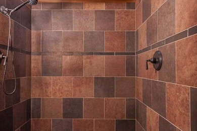 シアトルにあるトランジショナルスタイルのおしゃれな浴室 (アルコーブ型シャワー、ベージュのタイル、茶色いタイル、玉石タイル、オープンシャワー、茶色い床) の写真