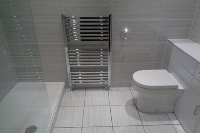 Пример оригинального дизайна: ванная комната среднего размера в стиле модернизм с открытым душем, серой плиткой, керамической плиткой, серыми стенами, полом из керамической плитки, душевой кабиной, серым полом и открытым душем