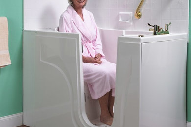 Modelo de cuarto de baño contemporáneo pequeño con paredes verdes, suelo de madera oscura, aseo y ducha y suelo marrón