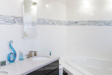 Diseño de cuarto de baño contemporáneo con bañera esquinera, ducha empotrada y sanitario de dos piezas