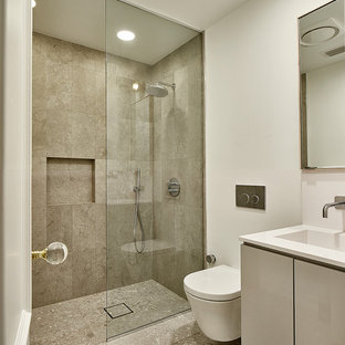 Idee per una stanza da bagno moderna di medie dimensioni con ante lisce, ante grigie, doccia a filo pavimento, WC sospeso, piastrelle blu, lastra di vetro, pareti bianche, pavimento con piastrelle in ceramica, lavabo integrato, top in quarzite, vasca freestanding, pavimento bianco e porta doccia a battente