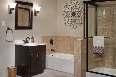 オマハにある中くらいなトランジショナルスタイルのおしゃれなマスターバスルーム (コンソール型シンク、中間色木目調キャビネット、アルコーブ型シャワー、ベージュの壁、セラミックタイルの床) の写真