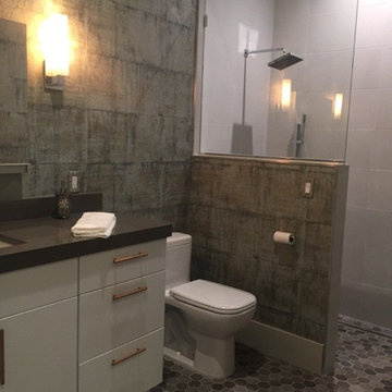 Wallpaper Bath with walk-in Shower