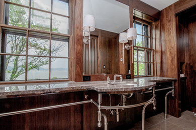 Imagen de cuarto de baño principal tradicional grande con encimera de mármol, baldosas y/o azulejos de cerámica y suelo de baldosas de cerámica