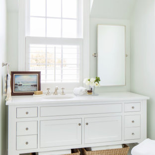 Mittelgroßes Maritimes Badezimmer En Suite mit Kassettenfronten, weißen Schränken, Einbaubadewanne, Duschbadewanne, Wandtoilette mit Spülkasten, weißen Fliesen, Metrofliesen, grüner Wandfarbe, Mosaik-Bodenfliesen, Unterbauwaschbecken, Quarzit-Waschtisch, grünem Boden, offener Dusche und weißer Waschtischplatte in Richmond