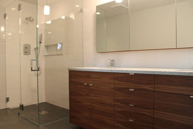 Imagen de cuarto de baño de nogal contemporáneo