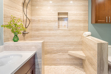 Imagen de cuarto de baño tradicional renovado con encimera de cuarzo compacto y baldosas y/o azulejos de porcelana