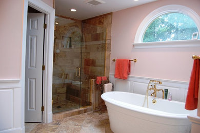 Свежая идея для дизайна: большая главная ванная комната с отдельно стоящей ванной, угловым душем, коричневой плиткой, цементной плиткой и розовыми стенами - отличное фото интерьера
