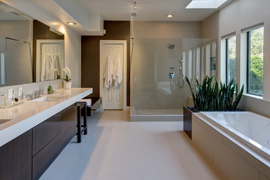 Идея дизайна: большая главная ванная комната в стиле модернизм с врезной раковиной, плоскими фасадами, темными деревянными фасадами, столешницей из искусственного кварца, накладной ванной, открытым душем, бежевой плиткой, белыми стенами и полом из керамогранита