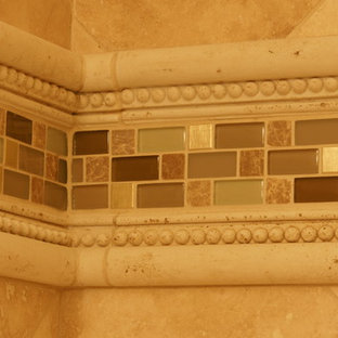 Esempio di una stanza da bagno per bambini classica di medie dimensioni con piastrelle multicolore, piastrelle di vetro e pareti beige