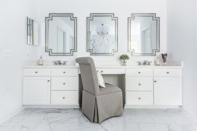 Immagine di una stanza da bagno chic con ante bianche, pareti bianche, top in quarzo composito, pavimento bianco, top bianco e ante con bugna sagomata