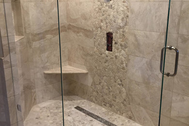 Modelo de cuarto de baño principal tradicional de tamaño medio con ducha esquinera, baldosas y/o azulejos beige, paredes beige, ducha con puerta con bisagras, baldosas y/o azulejos de piedra caliza y suelo beige