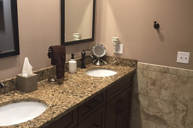 プロビデンスにあるトラディショナルスタイルのおしゃれな浴室 (シェーカースタイル扉のキャビネット) の写真
