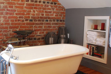 Foto på ett stort industriellt en-suite badrum, med ett undermonterad handfat, ett badkar med tassar, en toalettstol med hel cisternkåpa, släta luckor, grå skåp, marmorbänkskiva, grå väggar, ljust trägolv och en dusch i en alkov