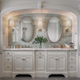 Immagine di una stanza da bagno padronale costiera con ante a filo, ante bianche, piastrelle grigie, piastrelle diamantate, pareti grigie, top in marmo, pavimento grigio e top bianco