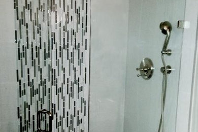 Imagen de cuarto de baño moderno de tamaño medio con ducha abierta, baldosas y/o azulejos blancos, baldosas y/o azulejos de vidrio y suelo de baldosas de cerámica