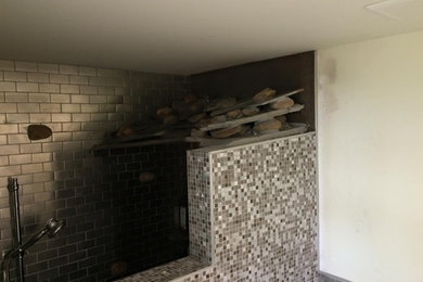 Imagen de cuarto de baño contemporáneo de tamaño medio con ducha abierta y baldosas y/o azulejos negros