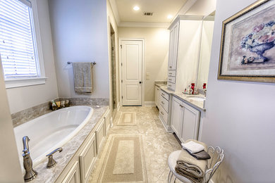Foto på ett mellanstort vintage en-suite badrum, med släta luckor, vita skåp, ett platsbyggt badkar, beige kakel, porslinskakel, beige väggar, klinkergolv i keramik, ett undermonterad handfat och granitbänkskiva
