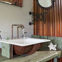Det rustikke badeværelse har masser af finurligheder – men ingen fliser
