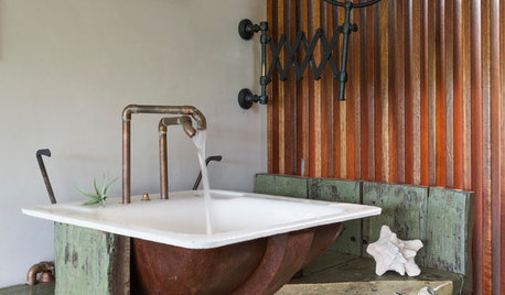 Det rustikke badeværelse har masser af finurligheder – men ingen fliser