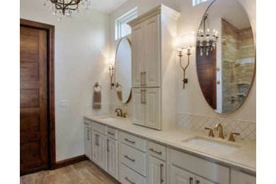 ウィチタにあるトランジショナルスタイルのおしゃれな浴室の写真