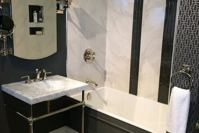 Imagen de cuarto de baño clásico con ducha empotrada, baldosas y/o azulejos blancas y negros, paredes negras, suelo de baldosas de cerámica y lavabo tipo consola
