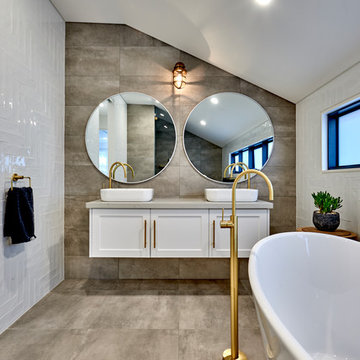 Bathroom with white ceramic tiles and vaulted ceiling