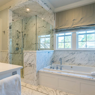 Ispirazione per un'ampia stanza da bagno padronale shabby-chic style con ante in stile shaker, ante bianche, vasca da incasso, doccia ad angolo, pistrelle in bianco e nero, piastrelle di marmo, pareti grigie, pavimento in marmo, lavabo sottopiano, top in granito, pavimento bianco, porta doccia a battente e top bianco