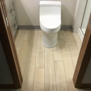 Ispirazione per una piccola stanza da bagno padronale american style con ante grigie, doccia alcova, pareti grigie, pavimento con piastrelle effetto legno, lavabo sottopiano, top in quarzo composito e porta doccia a battente