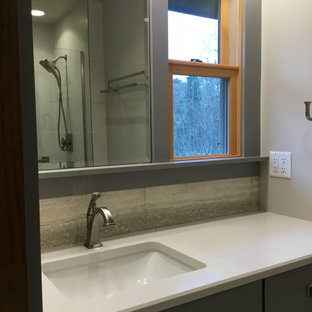 Ispirazione per una piccola stanza da bagno padronale american style con ante grigie, doccia alcova, pareti grigie, pavimento con piastrelle effetto legno, lavabo sottopiano, top in quarzo composito e porta doccia a battente