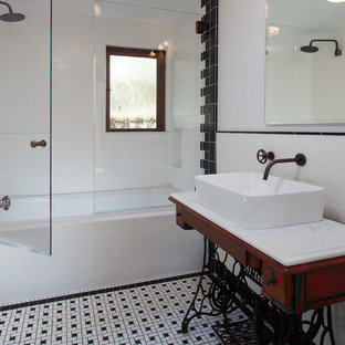 Mittelgroßes Klassisches Duschbad mit verzierten Schränken, roten Schränken, Badewanne in Nische, Duschbadewanne, schwarz-weißen Fliesen, Porzellanfliesen, weißer Wandfarbe, Keramikboden, Aufsatzwaschbecken, Granit-Waschbecken/Waschtisch, buntem Boden und Falttür-Duschabtrennung in Orange County