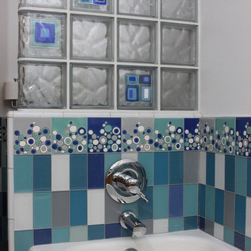 Wave patterned glass block partition wall with decorative glass tile blocks and