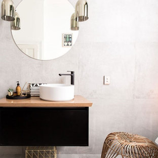 Mittelgroßes Shabby-Chic Kinderbad mit flächenbündigen Schrankfronten, schwarzen Schränken, freistehender Badewanne, Nasszelle, Toilette mit Aufsatzspülkasten, grauen Fliesen, Keramikfliesen, grüner Wandfarbe, Keramikboden, Aufsatzwaschbecken, Laminat-Waschtisch, grauem Boden, offener Dusche, brauner Waschtischplatte, WC-Raum, Einzelwaschbecken und schwebendem Waschtisch in London