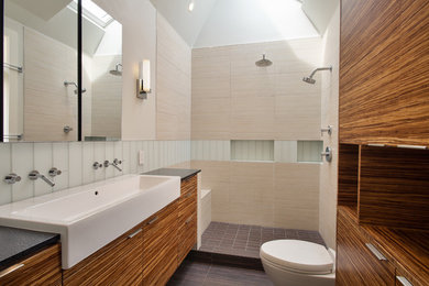 Источник вдохновения для домашнего уюта: ванная комната в современном стиле с раковиной с несколькими смесителями, фасадами цвета дерева среднего тона и плоскими фасадами