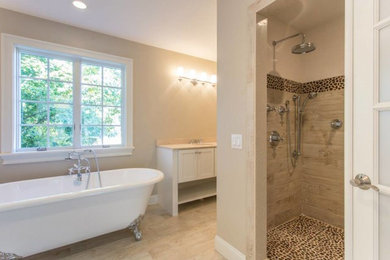 Imagen de cuarto de baño principal tradicional renovado grande con armarios con paneles empotrados, puertas de armario blancas, bañera con patas, ducha empotrada y paredes beige