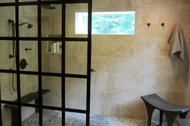 フィラデルフィアにある中くらいなインダストリアルスタイルのおしゃれなマスターバスルーム (オープン型シャワー、御影石の洗面台) の写真