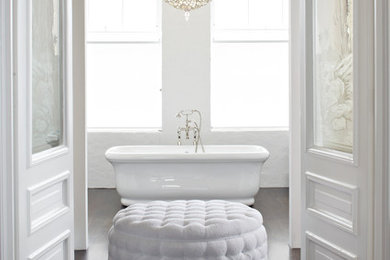 Diseño de cuarto de baño principal clásico renovado con bañera exenta, paredes blancas y suelo de madera oscura
