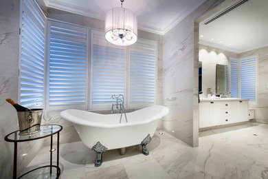 Ejemplo de cuarto de baño principal tradicional con baldosas y/o azulejos de porcelana y suelo de baldosas de porcelana