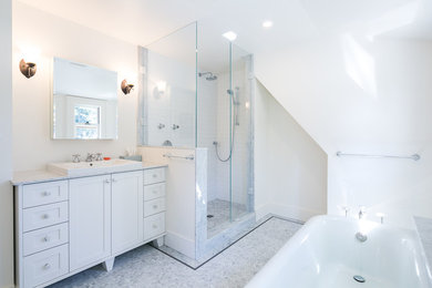 Inspiration för mellanstora klassiska en-suite badrum, med skåp i shakerstil, vita skåp, ett badkar i en alkov, en dusch i en alkov, vit kakel, keramikplattor, vita väggar, mosaikgolv, ett nedsänkt handfat, marmorbänkskiva, en vägghängd toalettstol, grått golv och med dusch som är öppen