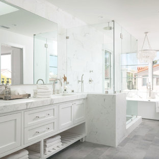 Maritimes Badezimmer En Suite mit Unterbauwaschbecken, weißen Schränken, freistehender Badewanne, Eckdusche, weißen Fliesen, weißer Wandfarbe und Schrankfronten im Shaker-Stil in Orange County
