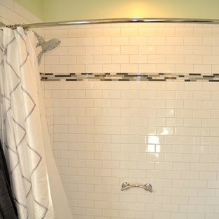 Mittelgroßes Modernes Badezimmer En Suite mit Einbauwaschbecken, weißen Schränken, Eckbadewanne, Duschbadewanne, Wandtoilette mit Spülkasten, Keramikfliesen, grüner Wandfarbe, Keramikboden und weißen Fliesen in Richmond