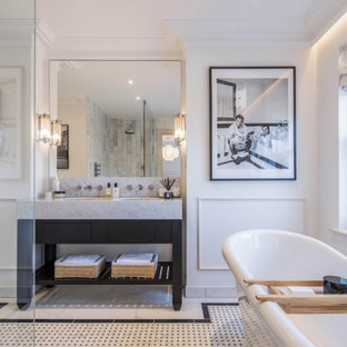 Bild på ett vintage grå grått en-suite badrum, med släta luckor, svarta skåp, ett fristående badkar, en öppen dusch, en toalettstol med hel cisternkåpa, marmorkakel, vita väggar, ett undermonterad handfat, marmorbänkskiva, flerfärgat golv och med dusch som är öppen