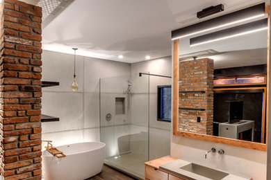 バンクーバーにあるインダストリアルスタイルのおしゃれな浴室の写真