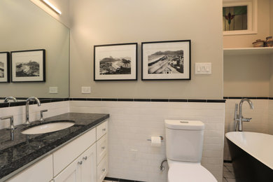 ヒューストンにあるトランジショナルスタイルのおしゃれな浴室 (シェーカースタイル扉のキャビネット、白いキャビネット、置き型浴槽、サブウェイタイル、磁器タイルの床、アンダーカウンター洗面器) の写真