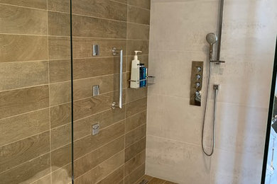 Imagen de cuarto de baño principal minimalista sin sin inodoro con baldosas y/o azulejos marrones, baldosas y/o azulejos de porcelana, paredes blancas, suelo de baldosas de porcelana, suelo marrón y ducha con puerta con bisagras