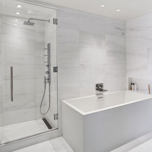 Modernes Badezimmer En Suite mit Duschnische, weißen Fliesen, Steinfliesen, Eckbadewanne, Marmorboden, grauem Boden, Falttür-Duschabtrennung und Nische in New York