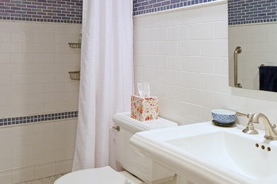 На фото: ванная комната среднего размера в стиле неоклассика (современная классика) с душем без бортиков, раздельным унитазом, синей плиткой, керамической плиткой, белыми стенами, мраморным полом, раковиной с пьедесталом, душевой кабиной и открытым душем