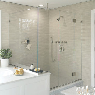 Idee per una stanza da bagno classica con doccia alcova